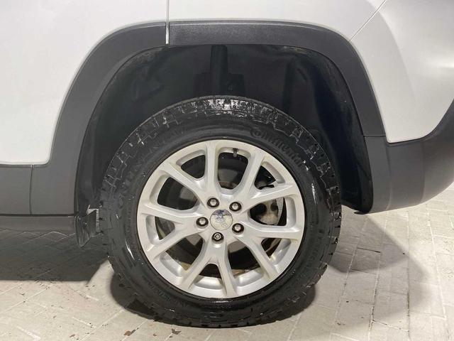 Photo of 2017 Bright White Clearcoat Jeep Cherokee