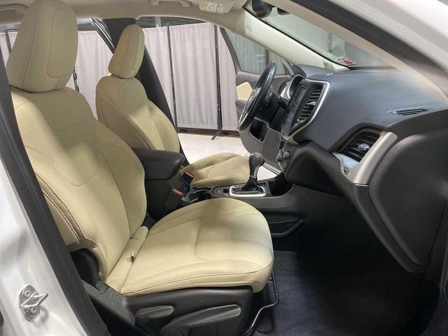 Photo of 2017 Bright White Clearcoat Jeep Cherokee