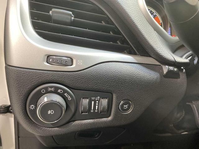 Photo of 2017 Bright White Clearcoat Jeep Cherokee