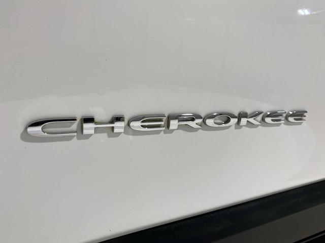 Photo of 2017 Bright White Clearcoat Jeep Cherokee