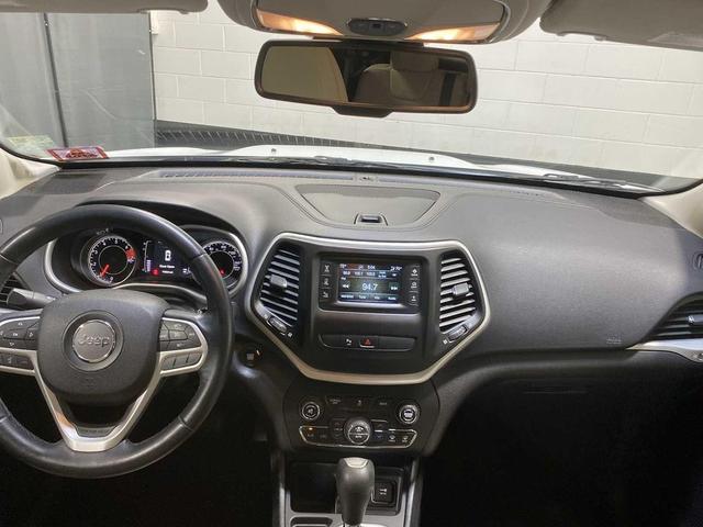 Photo of 2017 Bright White Clearcoat Jeep Cherokee