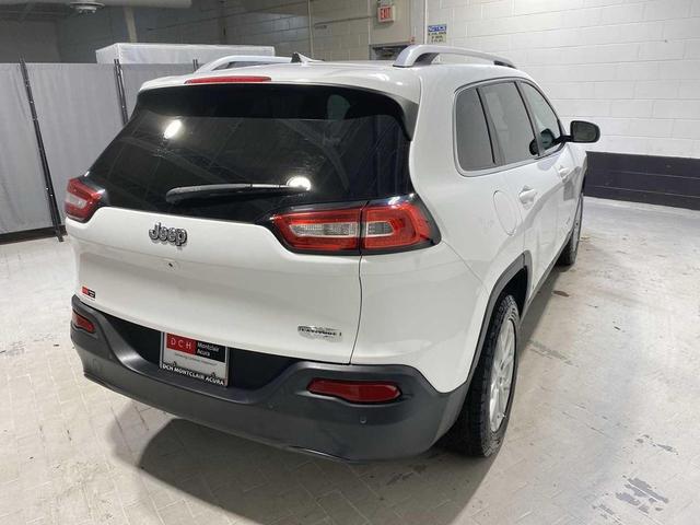 Photo of 2017 Bright White Clearcoat Jeep Cherokee