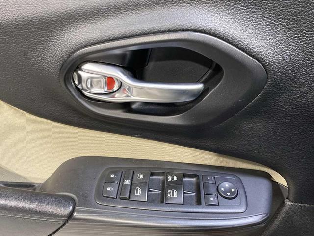Photo of 2017 Bright White Clearcoat Jeep Cherokee