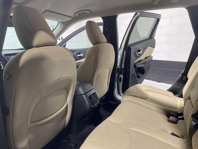 Photo of 2017 Bright White Clearcoat Jeep Cherokee