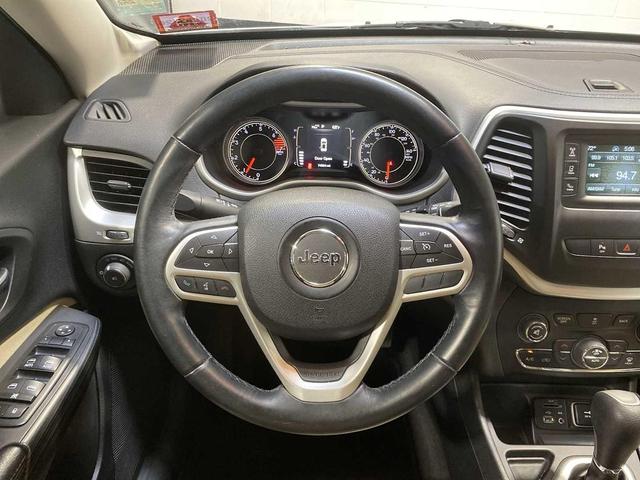 Photo of 2017 Bright White Clearcoat Jeep Cherokee