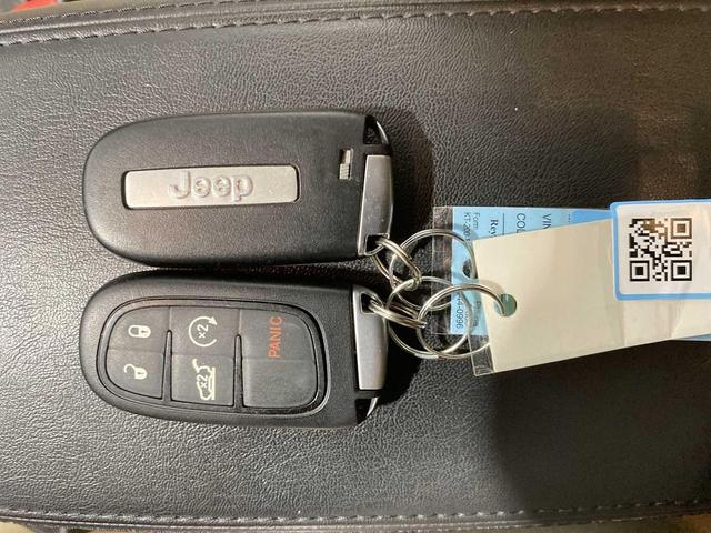 Photo of 2017 Bright White Clearcoat Jeep Cherokee