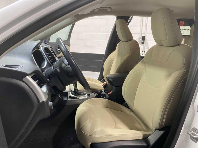 Photo of 2017 Bright White Clearcoat Jeep Cherokee