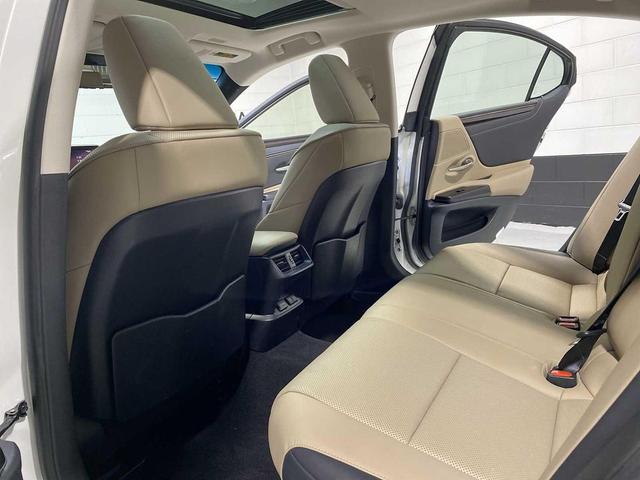 Photo of 2019 Eminent White Pearl Lexus ES 300h