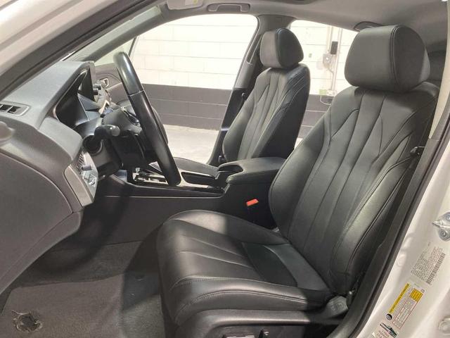 Photo of 2023 Platinum White Pearl Acura Integra