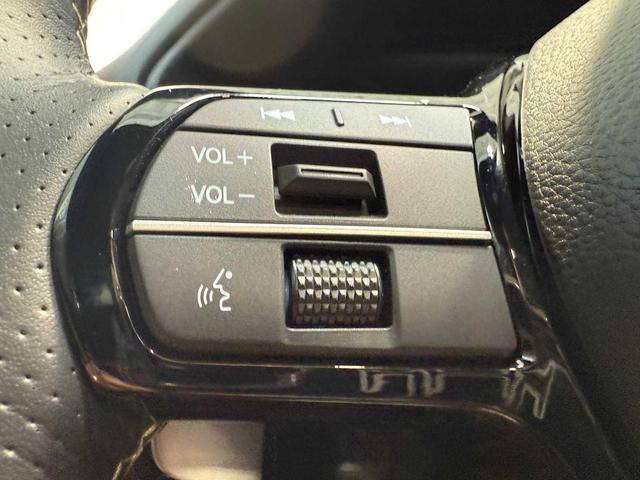 Photo of 2025 Platinum White Pearl Acura ADX