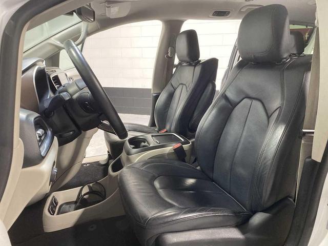 Photo of 2017 Bright White Clearcoat Chrysler Pacifica