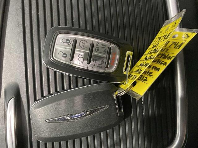 Photo of 2017 Bright White Clearcoat Chrysler Pacifica