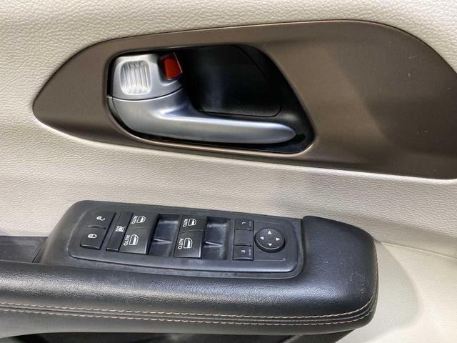 Photo of 2017 Bright White Clearcoat Chrysler Pacifica