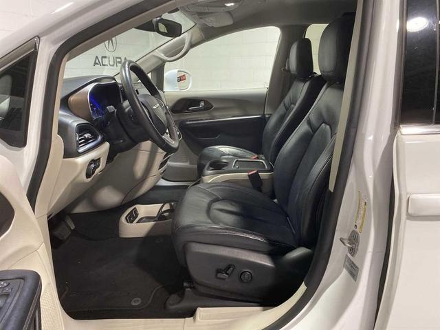 Photo of 2017 Bright White Clearcoat Chrysler Pacifica
