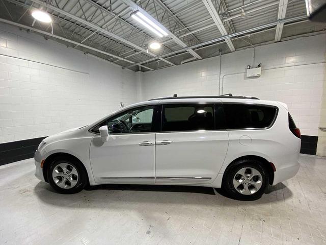 Photo of 2017 Bright White Clearcoat Chrysler Pacifica