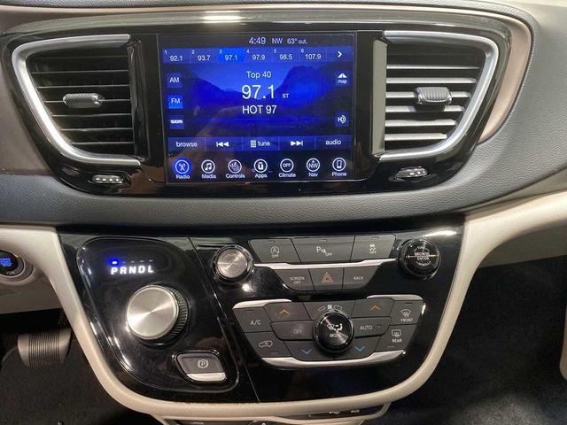 Photo of 2017 Bright White Clearcoat Chrysler Pacifica