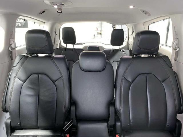 Photo of 2017 Bright White Clearcoat Chrysler Pacifica