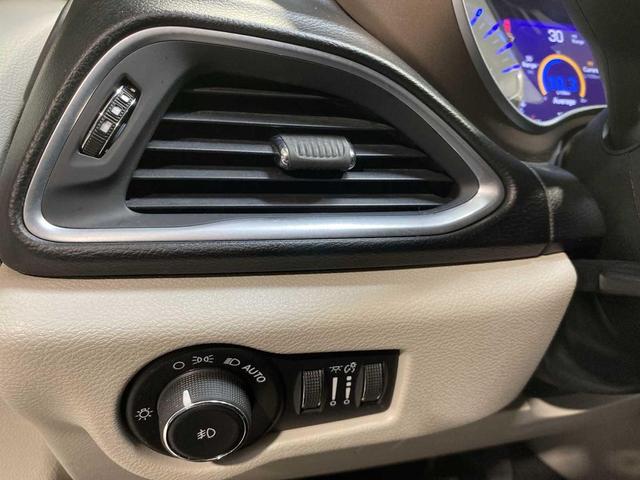 Photo of 2017 Bright White Clearcoat Chrysler Pacifica