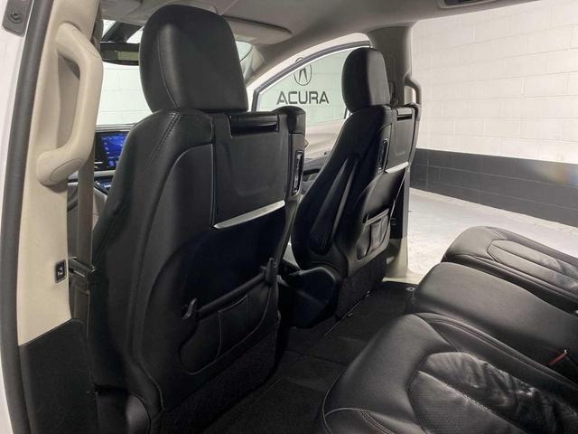 Photo of 2017 Bright White Clearcoat Chrysler Pacifica