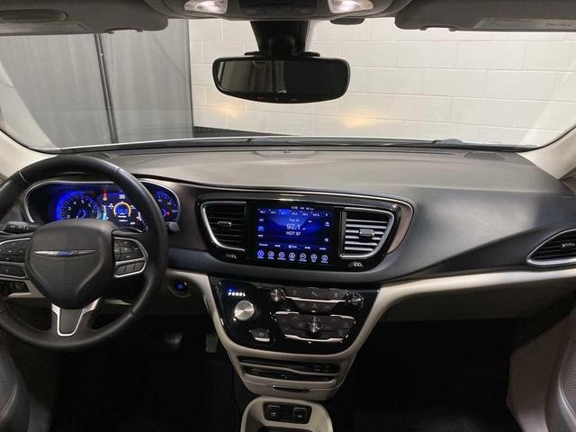 Photo of 2017 Bright White Clearcoat Chrysler Pacifica