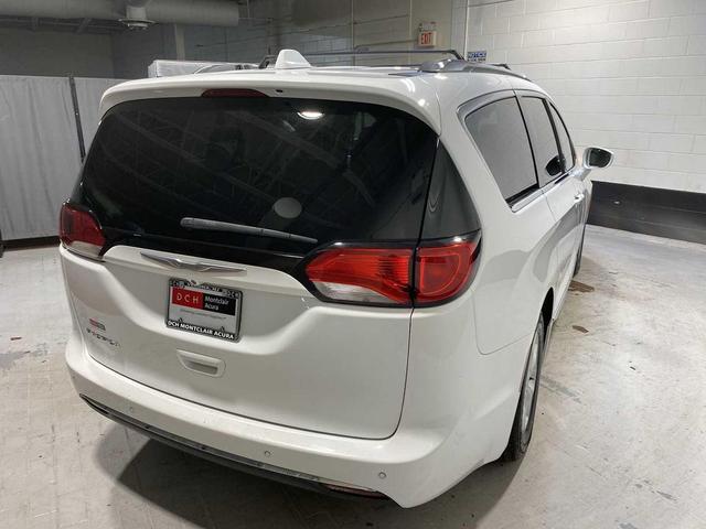 Photo of 2017 Bright White Clearcoat Chrysler Pacifica