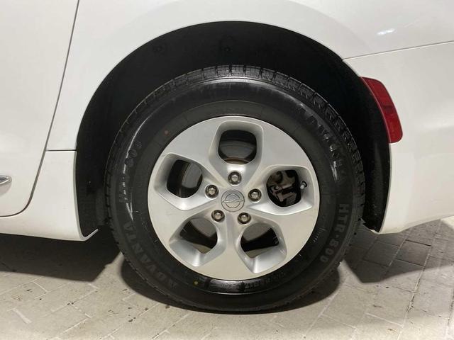 Photo of 2017 Bright White Clearcoat Chrysler Pacifica