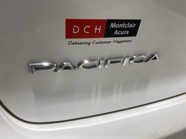 Photo of 2017 Bright White Clearcoat Chrysler Pacifica