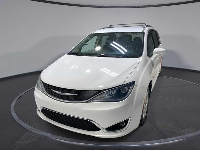 Photo of 2017 Bright White Clearcoat Chrysler Pacifica