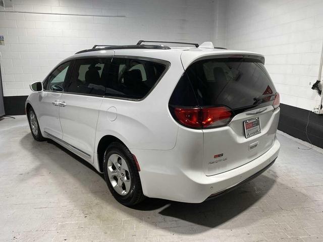 Photo of 2017 Bright White Clearcoat Chrysler Pacifica