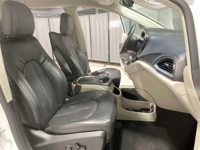 Photo of 2017 Bright White Clearcoat Chrysler Pacifica