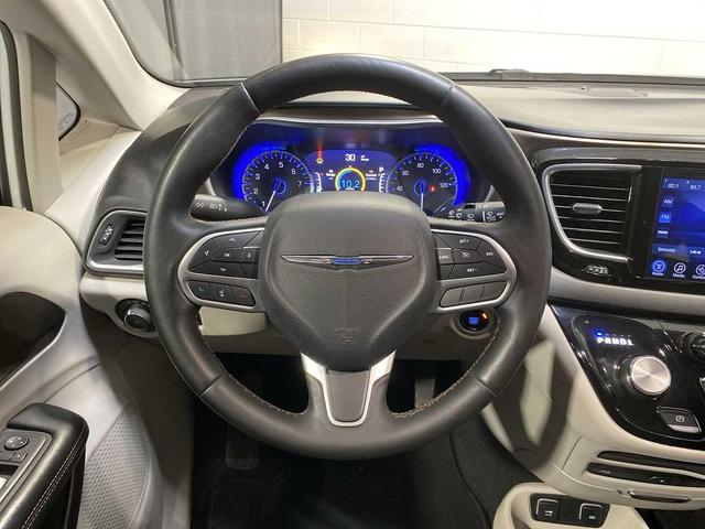 Photo of 2017 Bright White Clearcoat Chrysler Pacifica