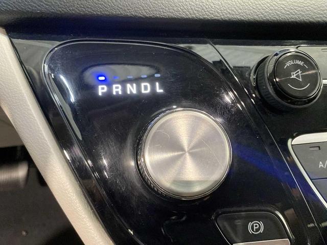 Photo of 2017 Bright White Clearcoat Chrysler Pacifica