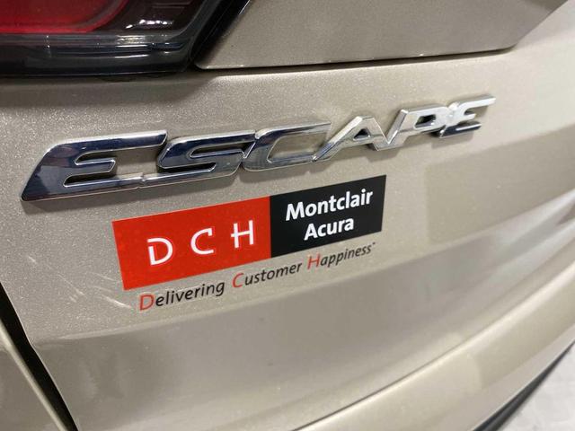 Photo of 2018 White Gold Metallic Ford Escape
