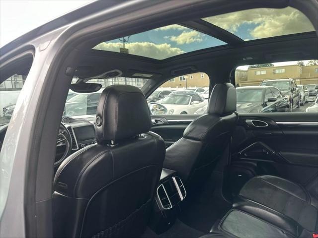 Photo of 2017 Rhodium Silver Metallic Porsche Cayenne