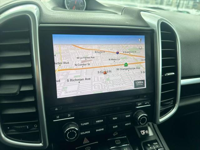 Photo of 2017 Rhodium Silver Metallic Porsche Cayenne