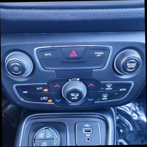 Photo of 2019 White Clearcoat Jeep Compass