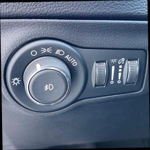 Photo of 2019 White Clearcoat Jeep Compass