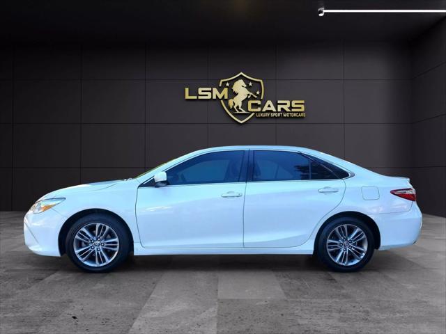 Photo of 2016 Super White Toyota Camry