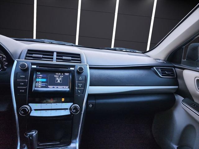 Photo of 2016 Super White Toyota Camry