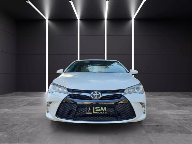 Photo of 2016 Super White Toyota Camry