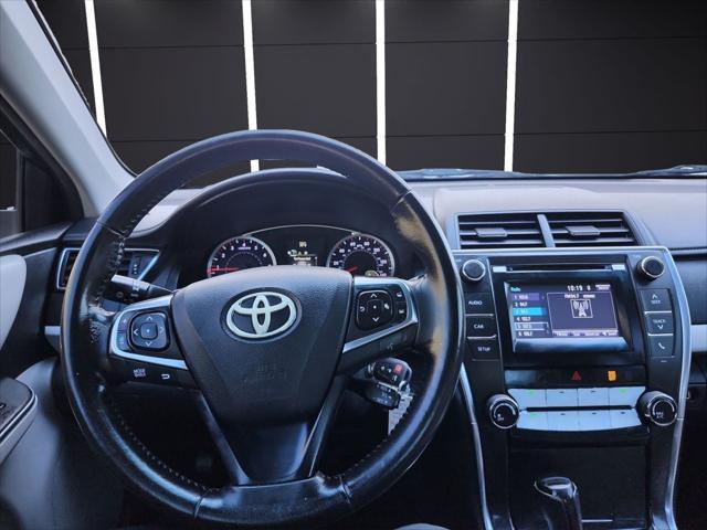 Photo of 2016 Super White Toyota Camry
