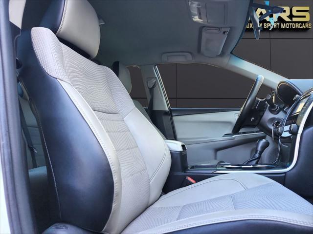 Photo of 2016 Super White Toyota Camry