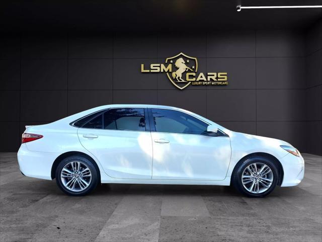Photo of 2016 Super White Toyota Camry