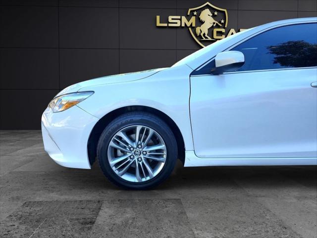 Photo of 2016 Super White Toyota Camry