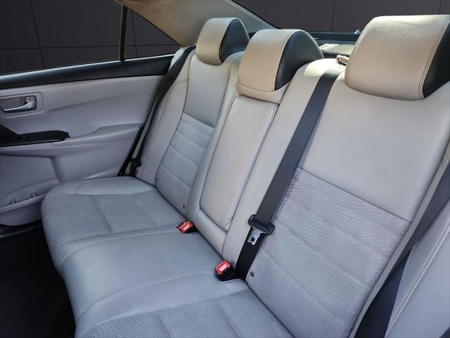 Photo of 2016 Super White Toyota Camry