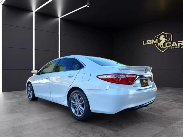 Photo of 2016 Super White Toyota Camry