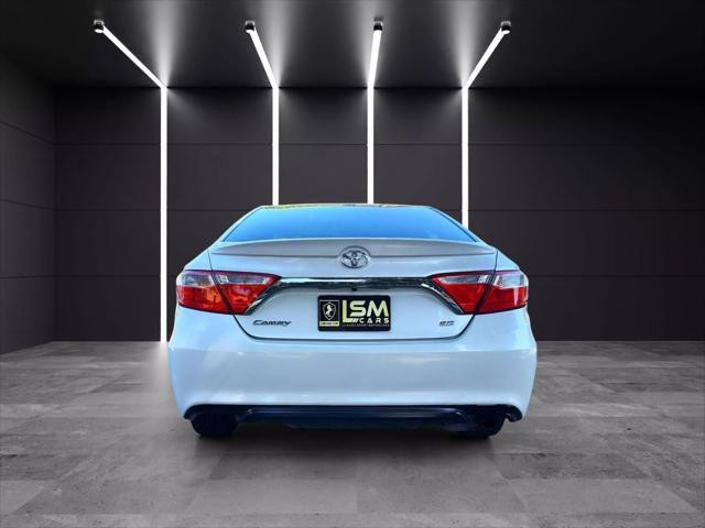 Photo of 2016 Super White Toyota Camry