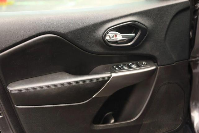 Photo of 2019 Gray Jeep Cherokee