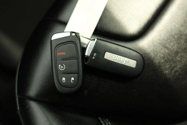 Photo of 2019 Gray Jeep Cherokee