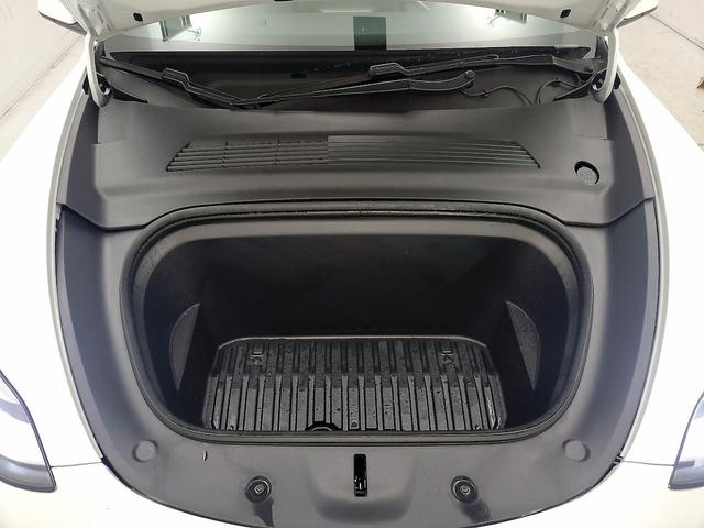 Photo of 2021 White Tesla Model Y